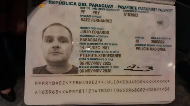 Foto de um passaporte falso utilizado por Vasques, com o nome de "Julio Eduardo Baez Fernandes".