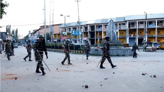 রবিবার থেকে বিছিন্ন হয়ে রয়েছে ভারত শাসিত কাশ্মীর