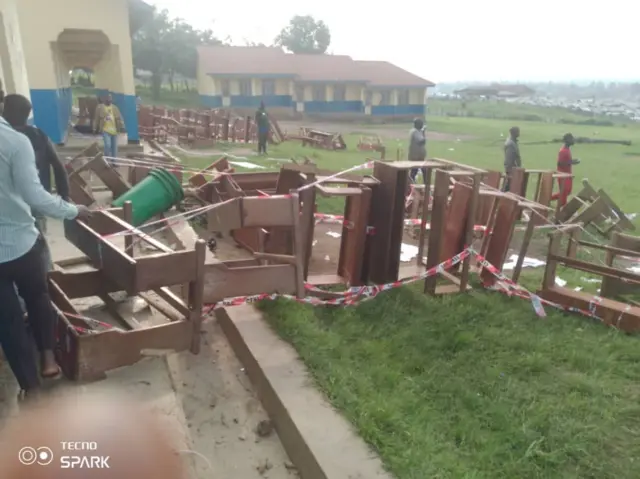 Mobilier de vote saccagé