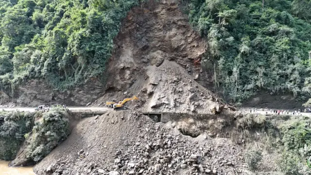 मुग्लिन-नारायणगढ खण्डको तुइनखोलामा गएको पहिरोको शुक्रवार लिइएको तस्बिर