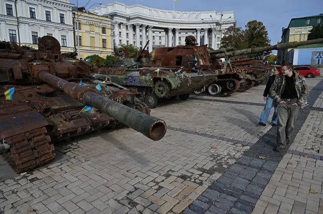 ইউক্রেনে হামলা চালানোর সময় ক্ষতিগ্রস্ত রাশিয়ান ট্যাংকগুলো প্রদর্শনের জন্য রাখা হয়েছে কিয়েভে, সামনে দিয়ে হেঁটে যাচ্ছেন স্থানীয় বাসিন্দারা