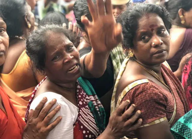 కరుణానిధి కోసం విలపిస్తున్న పార్టీ కార్యకర్తలు