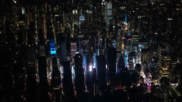 Vista aérea de Nueva York parcialmente a oscuras