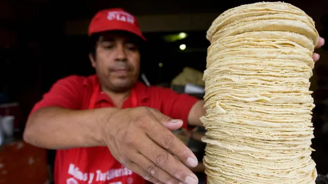 Una pila de tortillas lista para vender
