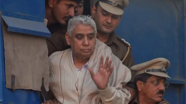 ২০১৪ সালের ২০শে নভেম্বর রামপাল মহারাজকে চণ্ডীগড়ের হাইকোর্টে নিয়ে আসে পুলিশ।