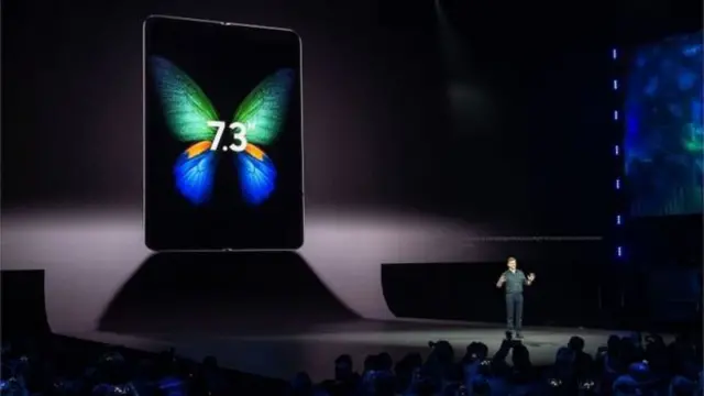 접었을 때는 4.6인치 디스플레이로, 폈을 때는 7.3인치 디스플레이로 스마트폰을 즐길 수 있다