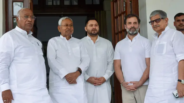 कांग्रेस नेताओं के साथ ललन सिंह