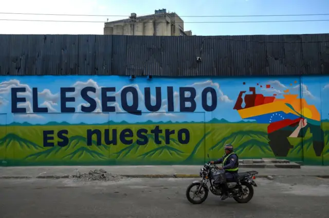 Um mural na Venezuela onde se lê: “O Essequibo é nosso”.