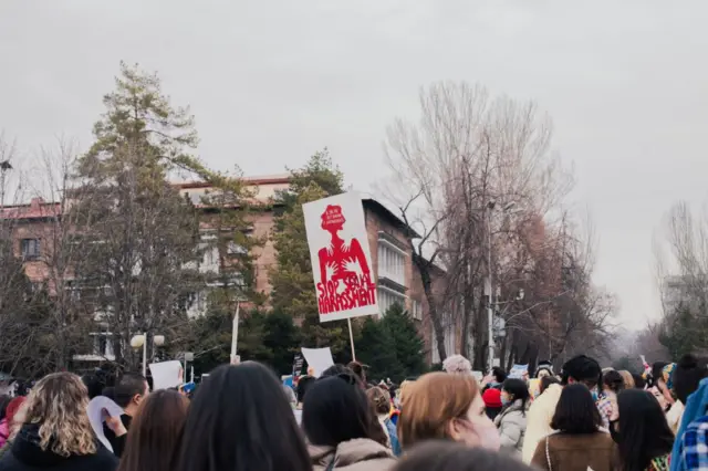 Аялдардын укугун коргоо жана гендерлик теңчиилк боюнча Алматыда өткөн жөө жүрүш. Ага катышкандар бирдей айлык акы жана зомбулук үчүн кылмыш жазасын талап кылышкан. 2021-жыл, март