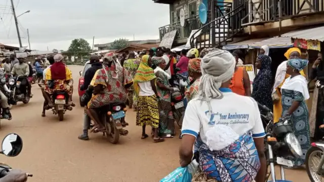 Àwòrán àwọn ará àdúgbò tó ń kọminú lórí ìṣẹ̀lẹ̀ náà 