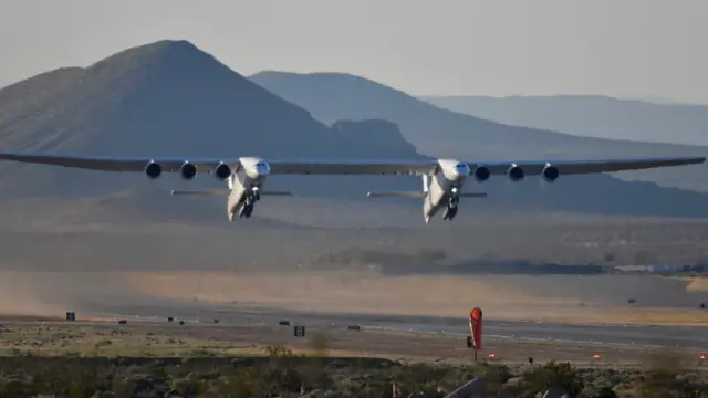 Voo inaugural do Stratolaunch no desertosurebet calculatorMojave