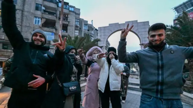 સીરિયાના પાટનગર દમિશ્કના જરમાના વિસ્તારમાં સામાન્ય લોકો ઉજવણી કરી રહ્યા છે