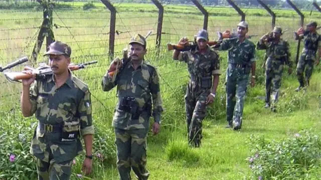 বাংলাদেশ-ভারত সীমান্তে বিএসএফের টহল