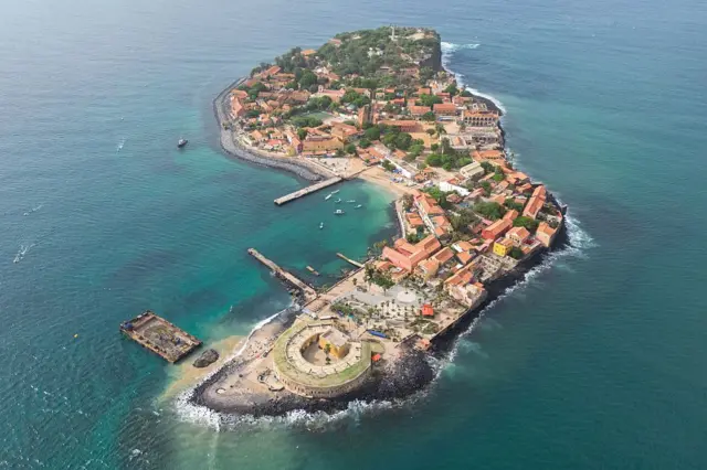 Autrefois point de départ d'où les Africains réduits en esclavage étaient envoyés de force aux Amériques, l'île est aujourd'hui préservée afin de perpétuer le souvenir des profondes cicatrices laissées par l'esclavage dans l'histoire de l'humanité.