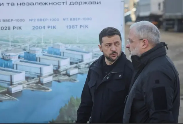 Володимир Зеленський і Герман Галущенко на Хмельницькій АЕС у лютому 2025 року  