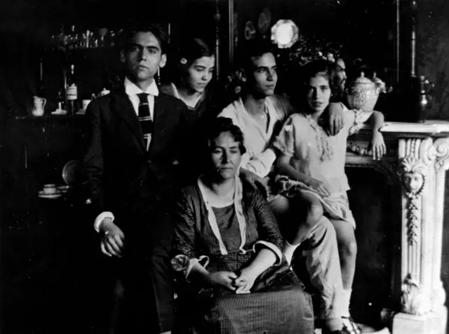 Federico García Lorca a los 21 años posando en una foto familiar con sus hermanos Concha, Francisco e Isabelita y su madre Vicenta Lorca.