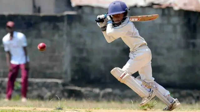 "බලන්න ඒ දිහා .. ඉතා විශිෂ්ඨ කවර් ඩ්‍රයිව් පහරක්... පුංචි කුමාර් සංගක්කාර"