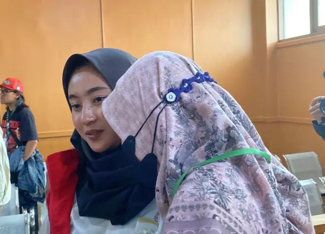 Rifa Rahnabila dipeluk ibunya, Pariyem, usai divonis 6 bulan penjara (Yuli Saputra)