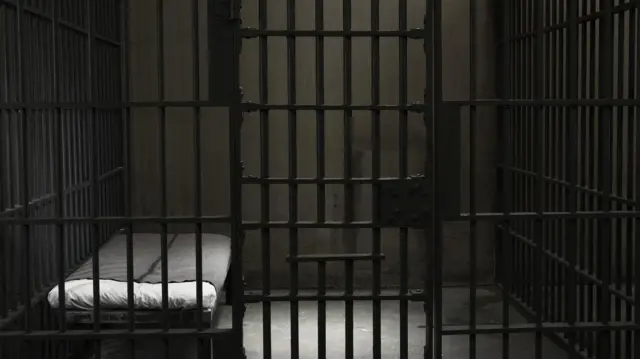প্রথম শ্রেণীর বন্দিরা বিছানা পেয়ে থাকেন।
