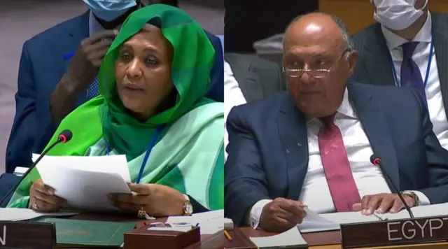 የሱዳን የውጪ ጉዳይ ሚንስትር ሜርያም አልሳዲግ አልማህዲ (ግራ) እና የግብፅ የውጪ ጉዳይ ሚንሰትር ሳሚ ሹክሪ (ቀኝ)።