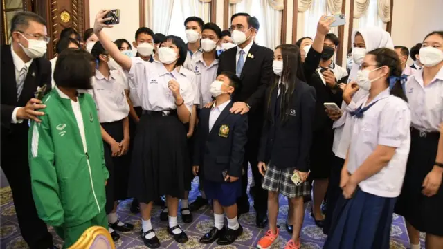 ตัวแทนเด็กเยาวชนขอถ่ายรูปเซลฟีกับนายกฯ