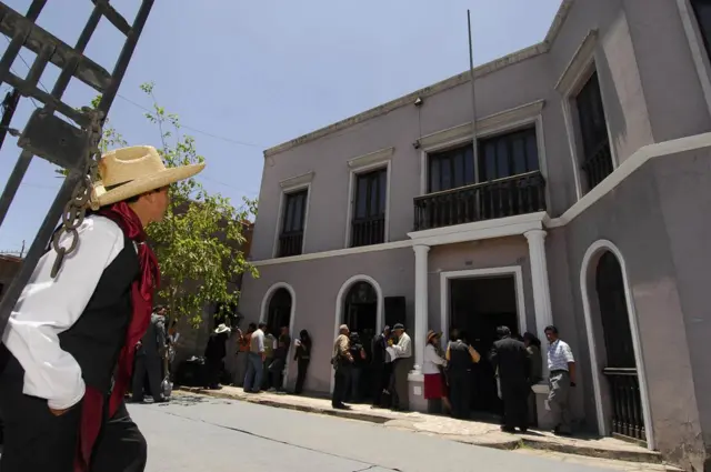Fachada de la casa donde creció Mario Vargas Llosa en Arequipa, Perú.
