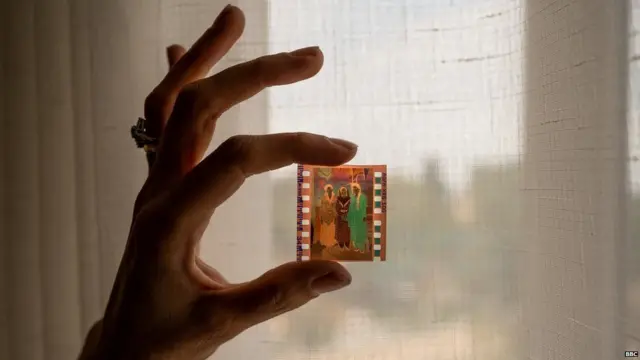 Paranda memegang sebuah klise foto di Afghanistan pada 1970-an.