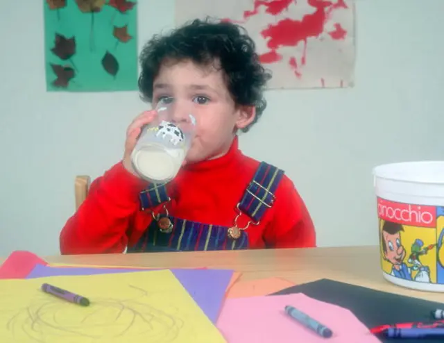 పాలు తాగిన చిన్నారి