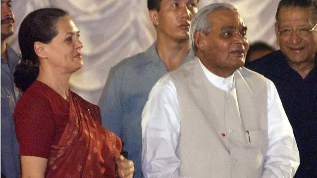 सोनिया गांधी और अटल विहारी बाजपेयी