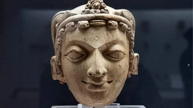 එම ස්ථානයේ ඇති කෞතුකාගාරයේ කැණීම්වලදී සොයා ගත් පුරාවස්තු 13,000කට වඩා තිබේ 