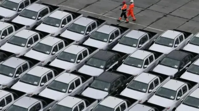 صورة تظهر مجموعة من السيارات