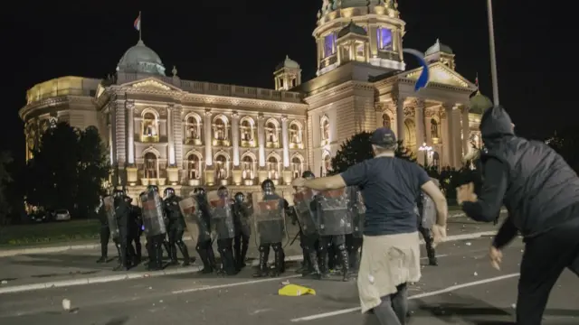 Столкновения между демонстрантами и полицейскими