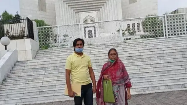 કૈલાસકુમાર અને તેમના માતા સૂરી બીના કહે છે કે તેઓ સુપ્રીમ કોર્ટમાં કેસ જીતી ચૂક્યા હોવા છતાં તેમને તેમની જમીનનો કબજો મળ્યો નથી