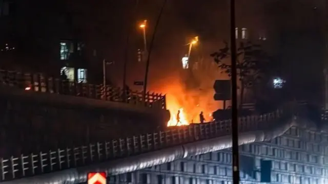 போராட்டத்தின் போது பற்றி எரியும் காட்சி 