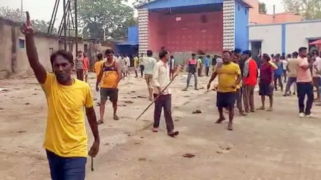 ভোটের ফলাফলের পর আসানসোলের একটি তৃণমূল কংগ্রেস দলীয় কার্যালয়ে দুষ্কৃতকারীরা ভাঙচুর চালাচ্ছেন।