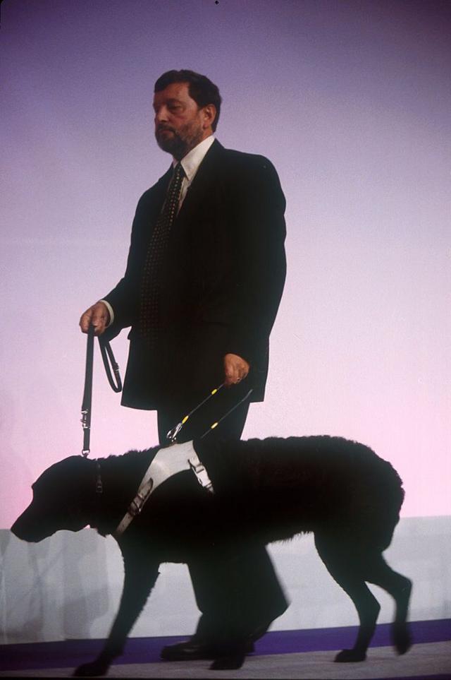 David Blunkett com cão-guia na Conferência do Partido Trabalhista de 2000.