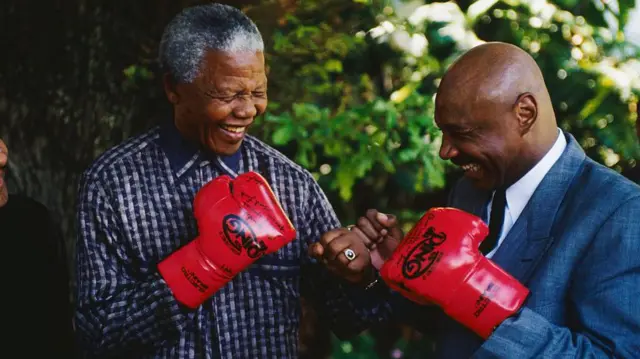 मुक्केबाजी करते हुए नेल्सन मंडेला