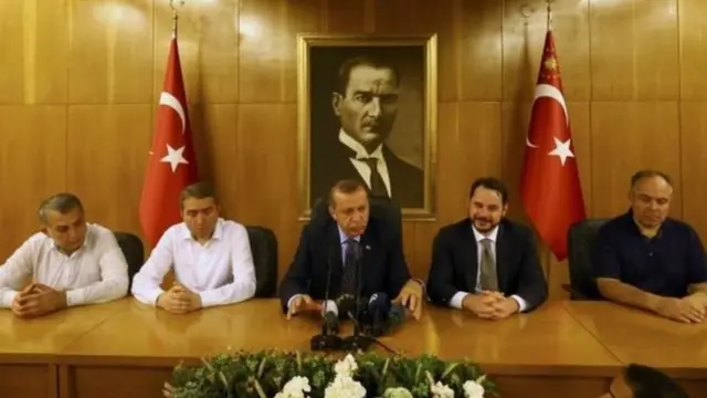 クーデター後にイスタンブールで会見するエルドアン大統領（中央）