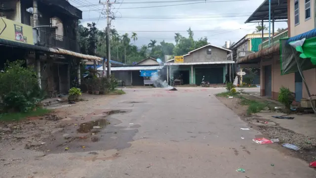 ဖုန်းဆိုင်နဲ့ စျေးဆိုင်တွေ ဖောက်ထွင်းခံရပြီး ပစ္စည်းတွေ ယူဆောင်ခံရတယ်လို့ဆို