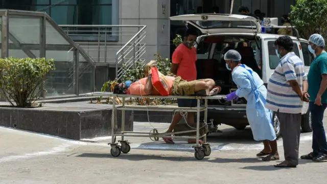 কোভিড সংক্রমণের সেকেন্ড ওয়েভে এই মুহুর্তে নাজেহাল ভারত