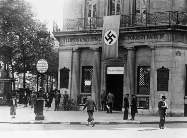 இரண்டாம் உலகப் போரின் போது பாரிஸில் நாஜிக்கள்.