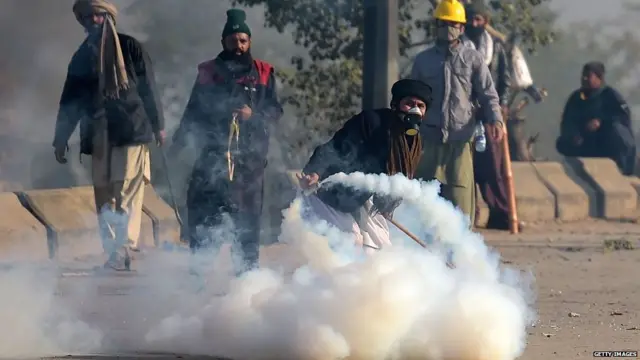 फैजाबाद इंटरचेंजजवळ झालेली निदर्शनं.