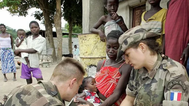 Sojojin Faransa na duba wata karamar yarinya a hannun mahaifiyarta tare da wasu