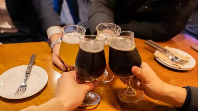 Minum di Korea Selatan penuh dengan aturan, termasuk bahwa Anda tidak boleh membiarkan gelas orang yang lebih tua kosong terlalu lama.