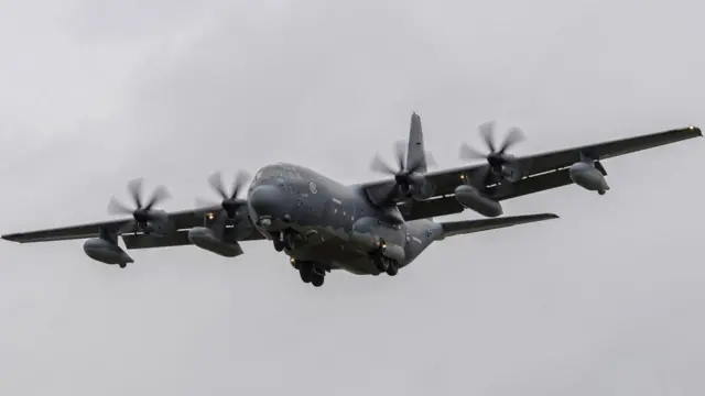 Xiyyaarri kufee caccabe Hercules C-130 jedhamu gosa xiyyaara waraanaa akkanaati (suuraan kuusaa keessaa)