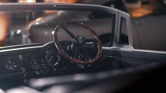 اتاق و بدنه ماشین با دقت زیادی شبیه به ماشین اصلی ساخته شده است