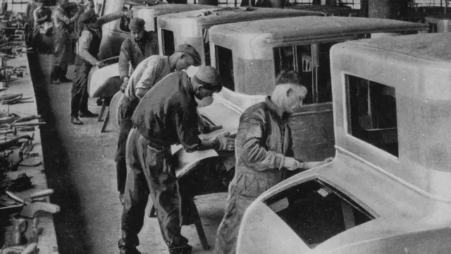 કામ કરતા કર્મચારીઓ