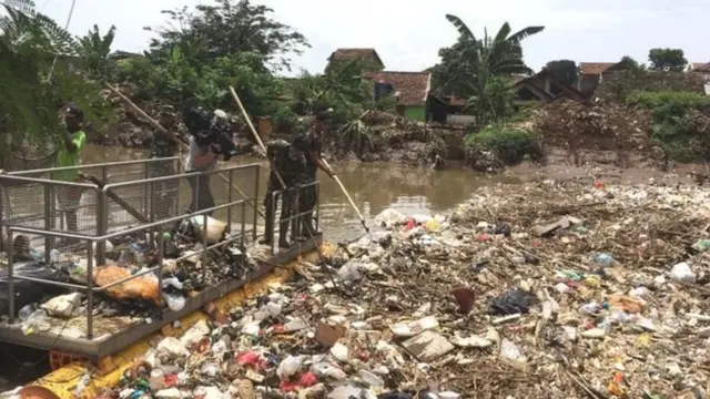 Seperti halnya negara-negara berkembang, Indonesia menghadapi masalah sampah yang akut.