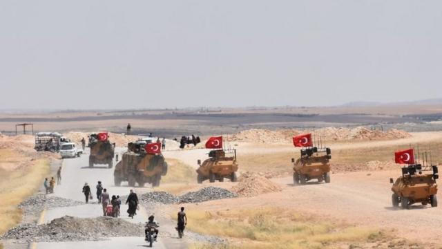 بدأت تركيا بإرسال المزيد من قواتها إلى جانب الفصائل الموالية لها إلى حدود منبج الغربية في أواخر ديسمبر/كانون الأول 2018.