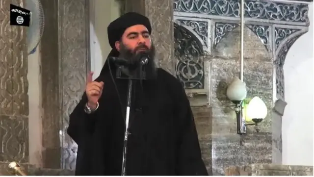 ২০১৪ সালে ইরাকের মসুল শহরে আল-নুরি মসজিদে তোলা আবু বকর আল-বাগদাদির ছবি। 